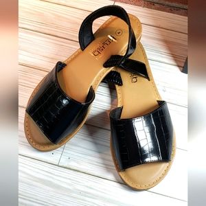 Krush black sandals kids size 4